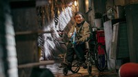 Terlihat salah satu penghuni apartemen Green Home mencoba menghalau monster. Foto: Son Ik Chung for Netflix/Courtesy of Netflix