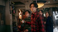 Mereka berdua bekerjasama bersama para penghuni apartemen Green Home untuk melawan monster. Foto: Son Ik Chung for Netflix/Courtesy of Netflix