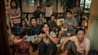 Para penghuni apartemen Green Home. Foto: Son Ik Chung for Netflix/Courtesy of Netflix