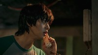 Sementara Song Kang, memerankan sang pemeran utama, Cha Hyun Soo. Foto: Son Ik Chung for Netflix/Courtesy of Netflix