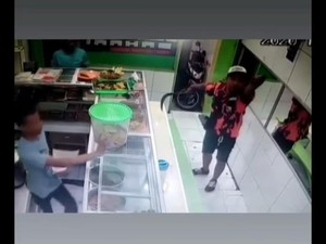 Detik-detik Pria Berbaju Ormas di Jakbar Todong Lalu Salami Pegawai Warteg