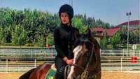 Tarlan Parvaneh juga hobi berkuda. Foto: (Instagram)
