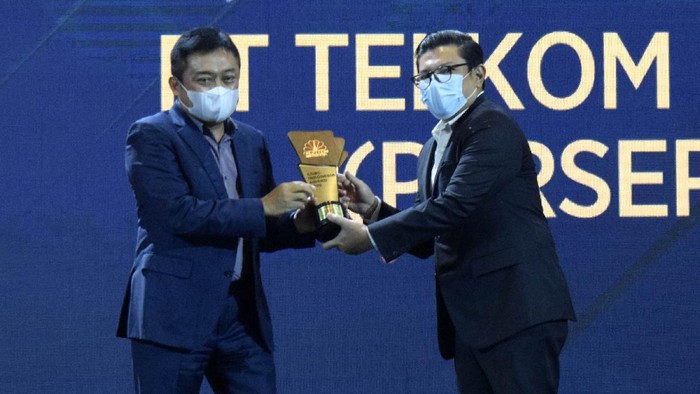 Direktur Utama Telkom Ririek Adriansyah menerima penghargaan The Best State Owned Enterprise in Nation Building dalam ajang CNBC Indonesia Award 2020 di Jakarta, Kamis (10/12). Dalam ajang tersebut, Telkom Indonesia meraih tiga penghargaan sekaligus, yaitu sebagai The Best State Owned Enterprise in Nation Building, Best Digitalization Enabler Enterprise, dan Best Venture Capital untuk MDI Ventures, yang juga berada di bawah naungan TelkomGroup.