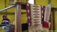 Terkait harga, tenin buatan Desa Sumber Harapan dijual kisaran harga Rp 1,8 juta -Rp 2 juta. Harga dipatok berdasarkan motif. 