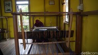 Di sini rata-rata penduduknya berprofesi sebagai penenun.