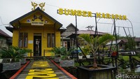 Terdapat perkampungan budaya tenun di Kabupaten Sambas. Namanya yaitu Desa Sumber Harapan yang berlokasi sekitar 40 menit dari pusat Kota Sambas.