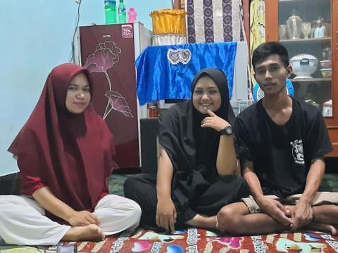 tiktok Baiq Nilam Wulandari (hijab merah), bersama dengan Dedi (kaus hitam) dan Aolina (hijab hitam)
