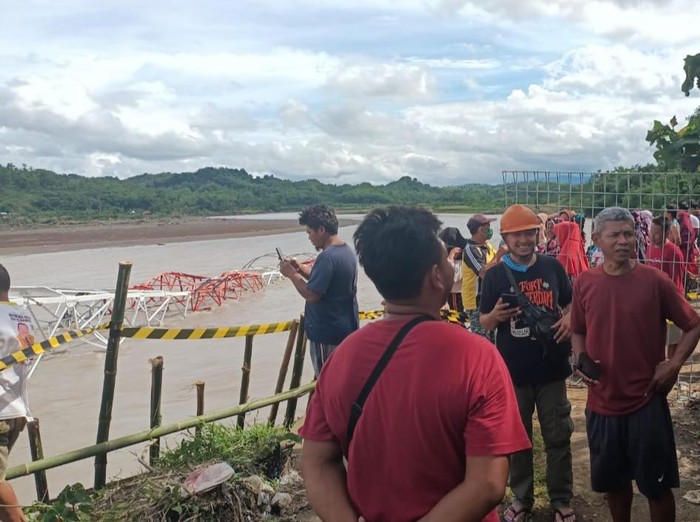 Tower yang miring di Brebes akhirnya roboh, Rabu (16/12/2020).