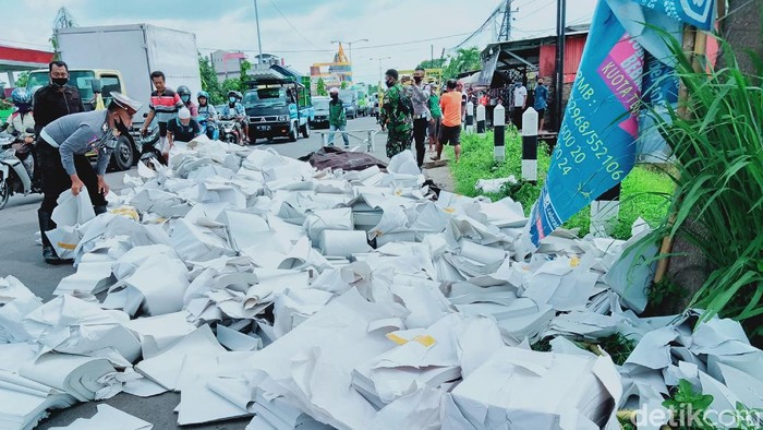 Truk terguling di Jalan Yogya-Solo Klaten, muatan kertas berhamburan ke jalan, Rabu (16/12/2020).