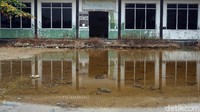 Kini tak banyak restoran maupun rumah makan yang bertahan, hanya warung remang-remang dan rumah makan sederhana yang masih bertahan dan berharap perekonomian akan membaik.