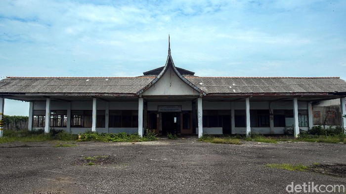 Bisnis rumah makan di kawasan jalur Pantura jatuh bangun bertahan dihantam pandemi Corona. Tak sedikit rumah makan yang kemudian bangkrut karena sulit bertahan.