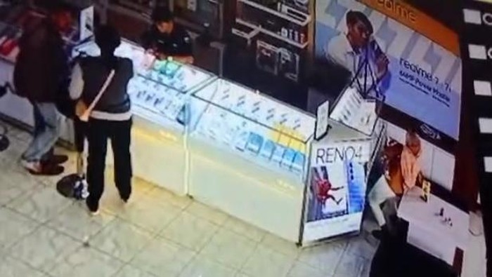 viral emak-emak curi hp