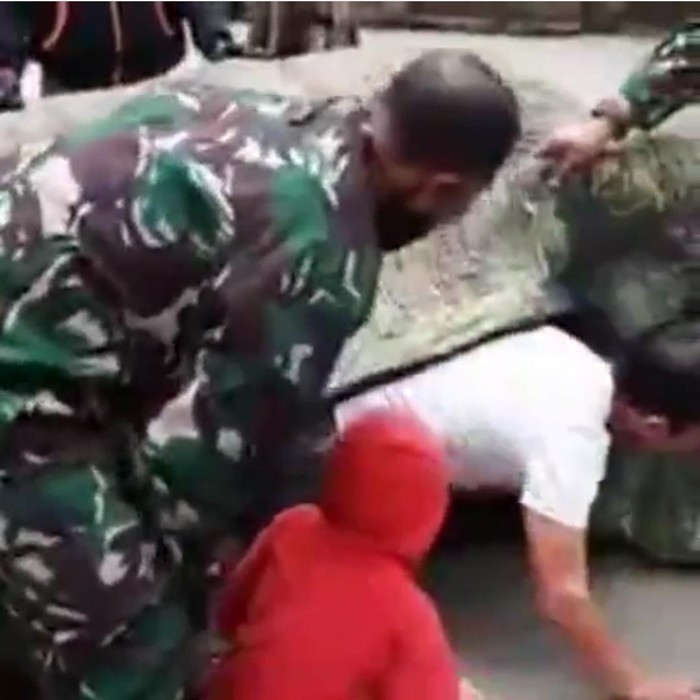 Saat ini beredar video singkat soal akhir cerita dinosaurus mengamuk di Magetan. Dua pria keluar dari badan dinosaurus tersebut.
