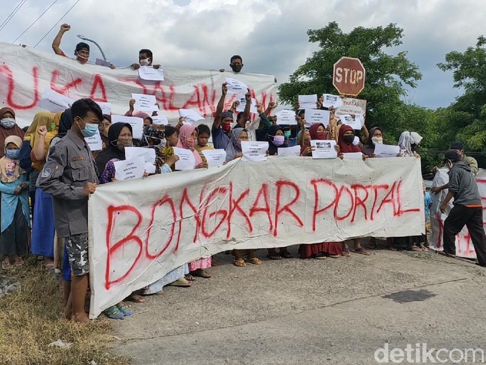 Warga memprotes penutupan perlintasan TKP laka KA vs mobil patroli TNI-polisi di Sragen, Rabu (16/12/2020).