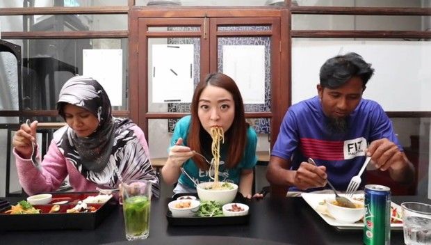 YouTuber Traktir Ojol Makan di Restoran