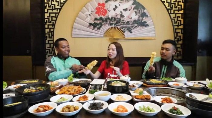 YouTuber Traktir Ojol Makan di Restoran