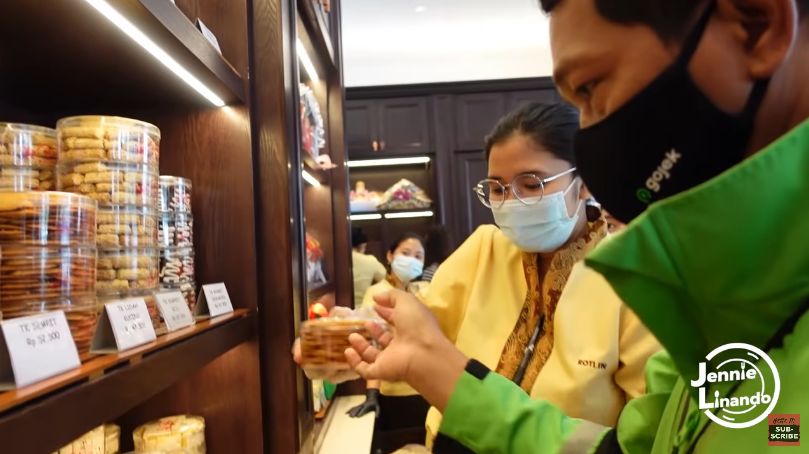 YouTuber Traktir Ojol Makan di Restoran