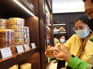 5 Momen YouTuber Cantik Traktir Ojol Makan Bakso hingga Borong Roti