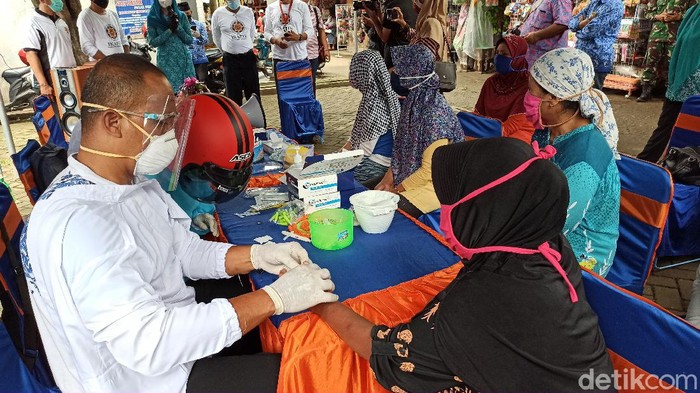 100-an Pedagang dan Pengunjung Pasar Trenggalek Jalani Rapid Test