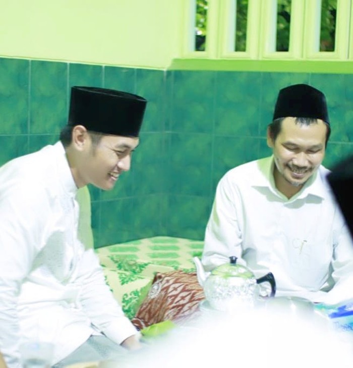 Aditya Halindra Faridzky Aditya Halindra Faridzky, Cabup Tampan yang Doyan Jajan Kaki Lima