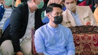 Ketampanan wajahnya terpampang jelas di Instagram ya. Di laman Instagramnya tersebut ia sering membagikan berbagai momen, termasuk saat kulineran. Foto: Instagram @adityahalindra