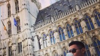 Pose Aditya Halindra Faridzky saat minum ini berhasil mencuri perhatian netizen. Gayanya keren dihiasi dengan bangunan klasik di belakangnya. Foto: Instagram @adityahalindra