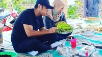 Nah, ini bukti lain kalau Aditya Halindra Faridzky memang tak gengsi makan di warung kaki lima. Kali ini makan sambil duduk lesehan beralaskan karpet. Foto: Instagram @adityahalindra