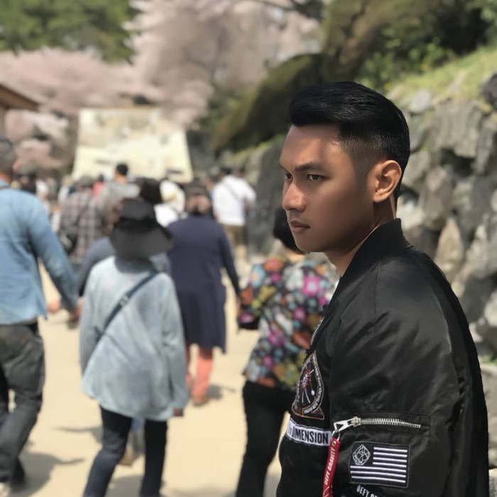 Aditya Halindra Faridzky Aditya Halindra Faridzky, Cabup Tampan yang Doyan Jajan Kaki Lima