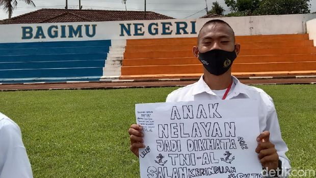 Anak nelayan di Maros, Zulkifli, menggunakan perahu tradisional dinyatakan lulus sebagai calon tamtama TNI AL. (Foto: dok. istimewa)