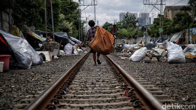 Foto: Potret Pemukiman Warga di Bantaran Rel