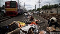 Hampir satu tahun COVID-19 telah menghantam Indonesia khususnya Jakarta. Hal tersebut membuat sejumlah dampak yang merugikan  warga khususnya di bidang perekonomian dan sosial.   