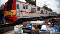 Menurut keterangan salah satu warga yang bekerja sebagai pemulung, semenjak COVID-19 mulai merebak di Jakarta,  jumlah pemulung semakin banyak karena korban PHK (pemutusan hubungan kerja) akibat pandemi COVID-19. Dan para pemulung tersebut tinggal di bantaran rel kereta api.   