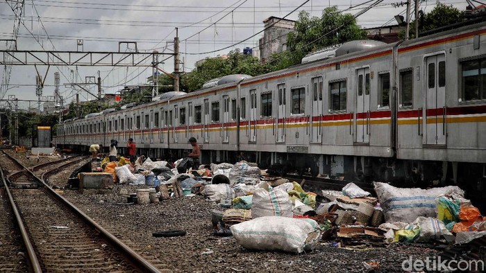 Sejumlah warga berprofesi sebagai pemulung beraktivitas di kawasan bantaran rel kereta api, Senen, Jakarta Pusat, Kamis (17/12/2020).