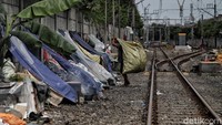 Pandemi virus Corona (COVID-19) membuat badai pemutusan hubungan kerja (PHK) terjadi di mana-mana. Akibatnya, angka kemiskinan di Indonesia kembali meningkat.  