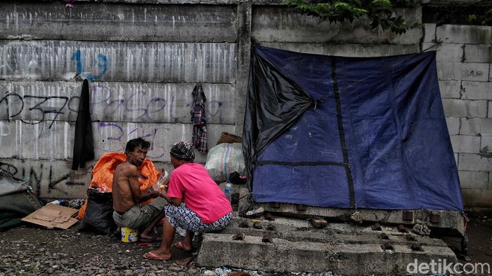 Sejumlah warga berprofesi sebagai pemulung beraktivitas di kawasan bantaran rel kereta api, Senen, Jakarta Pusat, Kamis (17/12/2020).