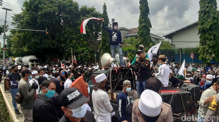 Anggota FPI geruduk Polres Sumedang.