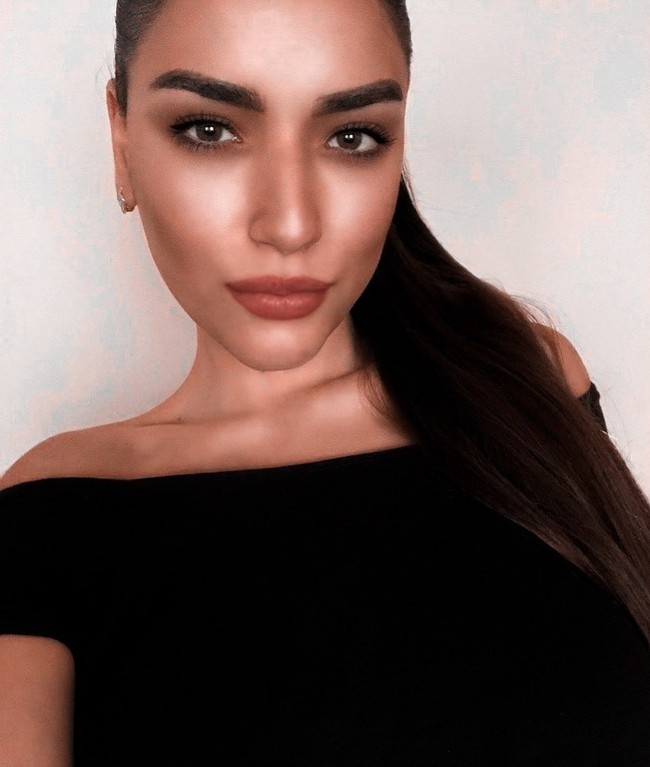 Ini selebgram sadis yang membunuh ibunya kandungnya. Setelah membunuh, selebgram bernama Anna Leikovic itu memutilasi ibunya. Foto: dok. Instagram