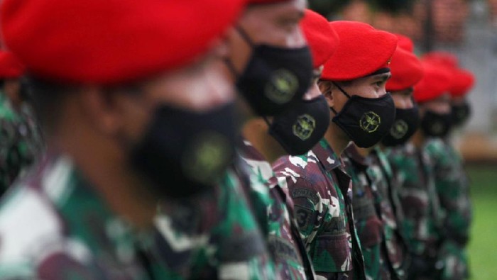 Menteri Sosial RI Ad Interim, Muhadjir Effendy, bersama Danjen Kopassus, Mohamad Hasan, Dirjen Perlindungan dan Jaminan Sosial Kemensos RI, Pepen Nazaruddin (kanan), dan Direktur Perlindungan Sosial Korban Bencana Alam, M Safii Nasution (tiga kiri), meninjau bahan bantuan disela apel kesiapsiagaan Taruna Siaga Bencana (Tagana) bersama Komando Pasukan Khusus (Kopassus) dalam menghadapi dampak La Nina di Markas Kopassus, Cijantung, Jakarta, Kamis (17/12/2020).