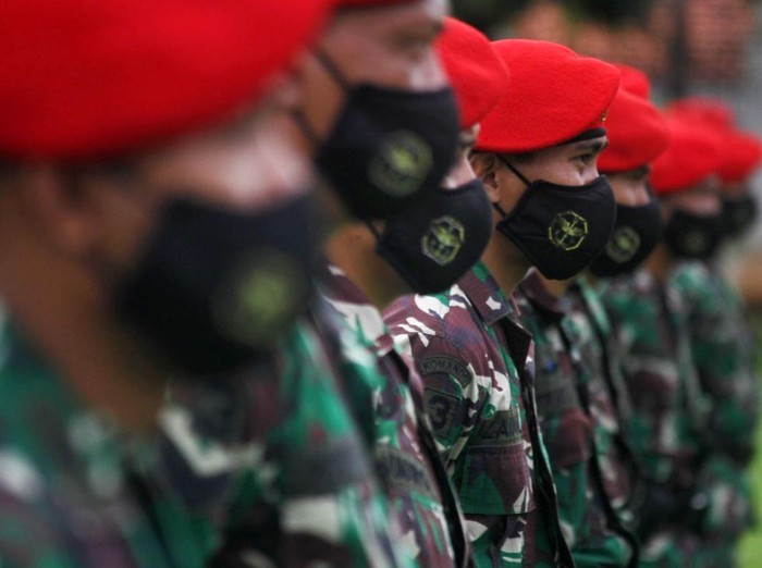Menteri Sosial RI Ad Interim, Muhadjir Effendy, bersama Danjen Kopassus, Mohamad Hasan, Dirjen Perlindungan dan Jaminan Sosial Kemensos RI, Pepen Nazaruddin (kanan), dan Direktur Perlindungan Sosial Korban Bencana Alam, M Safii Nasution (tiga kiri), meninjau bahan bantuan disela apel kesiapsiagaan Taruna Siaga Bencana (Tagana) bersama Komando Pasukan Khusus (Kopassus) dalam menghadapi dampak La Nina di Markas Kopassus, Cijantung, Jakarta, Kamis (17/12/2020).