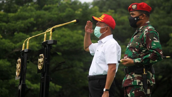 Apel Kesiapsiagaan Menghadapi Dampak La Nina Menteri Sosial RI Ad Interim, Muhadjir Effendy, bersama Danjen Kopassus, Mohamad Hasan, Dirjen Perlindungan dan Jaminan Sosial Kemensos RI, Pepen Nazaruddin (kanan), dan Direktur Perlindungan Sosial Korban Bencana Alam, M Safii Nasution (tiga kiri), meninjau bahan bantuan disela apel kesiapsiagaan Taruna Siaga Bencana (Tagana) bersama Komando Pasukan Khusus (Kopassus) dalam menghadapi dampak La Nina di Markas Kopassus, Cijantung, Jakarta, Kamis (17/12/2020).