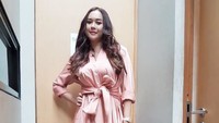 Aura Kasih pun menjelaskan jika Eryck tertahan di Bangkok usai diberlakukannya lockdown. Dok. Instagram/aurakasih
