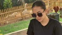 Aura Kasih lebih sering tampil sendirian di media sosial sehingga membuat publik mengira ada masalah dalam rumah tangganya. Dok. Instagram/aurakasih