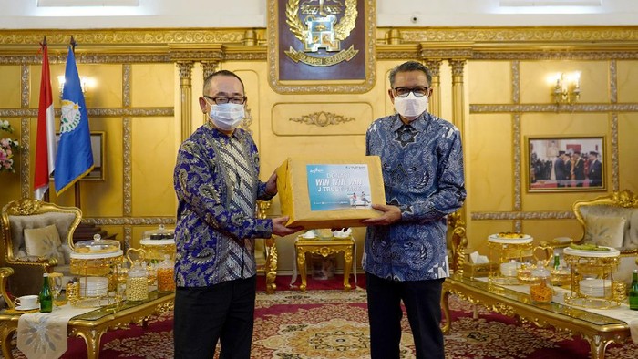 Bantuan APD untuk Penganganan COVID-19 di Sulsel J Trust Bank secara berkala terus menyalurkan bantuan APD berupa baju hazmat, masker medis, pelindung wajah, kacamata pelindung, dan sarung tangan lateks guna memerangi pandemi COVID-19 di berbagai wilayah Indonesia.