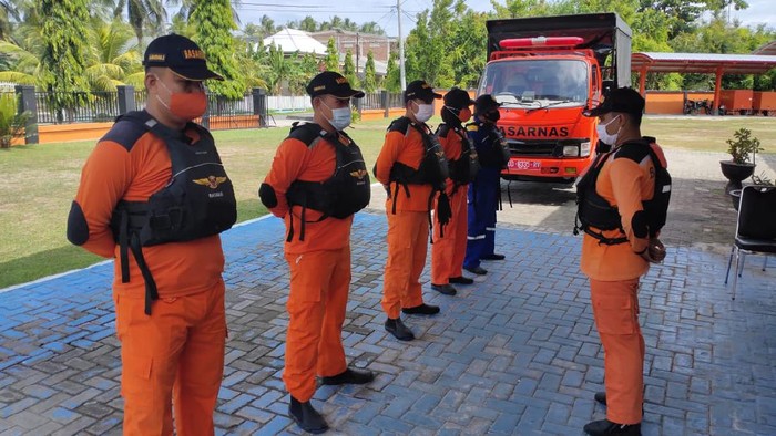 Basarnas evakuasi kapal nelayan yang alami mati mesin dan nahkoda meninggal (dok. Istimewa).