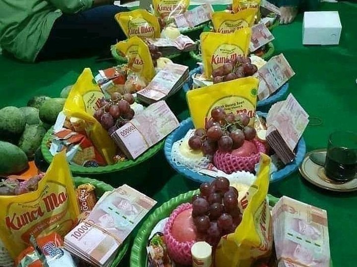 Besek isi uang segepok Sultan! Besek Makanan Ini Berisi Uang Segepok