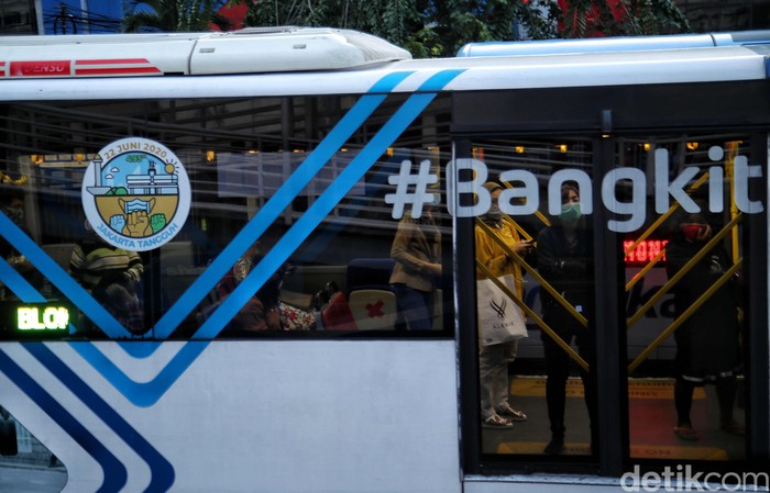 Pemprov DKI Jakarta membatasi jam operasional TransJakarta dan MRT hanya sampai pukul 20.00 WIB selama periode libur Natal dan tahun baru. Kebijakan ini akan berlaku mulai 18 Desember 2020 hingga 8 Januari 2021.