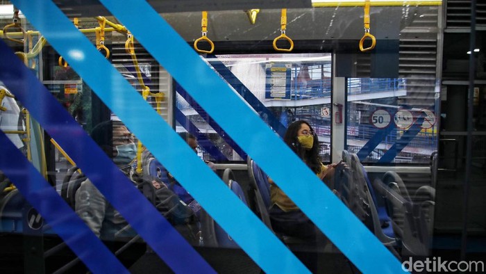 Pemprov DKI Jakarta membatasi jam operasional TransJakarta dan MRT hanya sampai pukul 20.00 WIB selama periode libur Natal dan tahun baru. Kebijakan ini akan berlaku mulai 18 Desember 2020 hingga 8 Januari 2021.