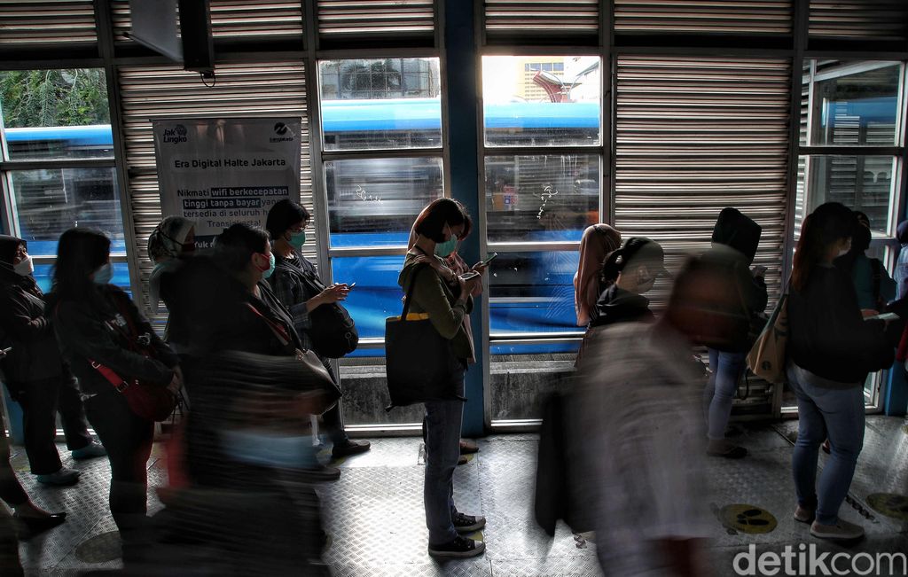Pemprov DKI Jakarta membatasi jam operasional TransJakarta dan MRT hanya sampai pukul 20.00 WIB selama periode libur Natal dan tahun baru. Kebijakan ini akan berlaku mulai 18 Desember 2020 hingga 8 Januari 2021.