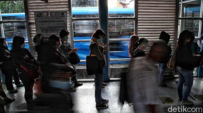 Pemprov DKI Jakarta membatasi jam operasional TransJakarta dan MRT hanya sampai pukul 20.00 WIB selama periode libur Natal dan tahun baru. Kebijakan ini akan berlaku mulai 18 Desember 2020 hingga 8 Januari 2021.