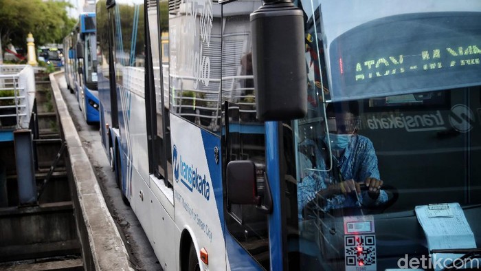 Besok, TransJakarta Beroperasi Sampai Pukul 20.00 WIB Pemprov DKI Jakarta membatasi jam operasional TransJakarta dan MRT hanya sampai pukul 20.00 WIB selama periode libur Natal dan tahun baru. Kebijakan ini akan berlaku mulai 18 Desember 2020 hingga 8 Januari 2021.